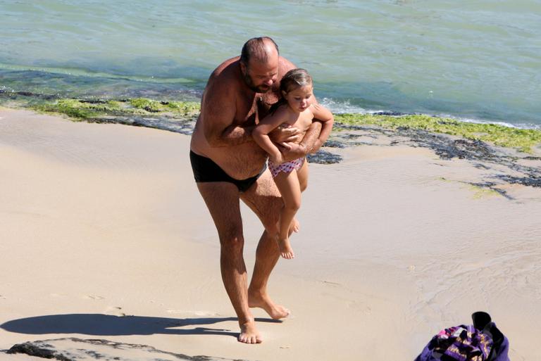 No ‘Dia dos Pais’, Otávio Müller curte a filha pela praia do Arpoador, no Rio de Janeiro