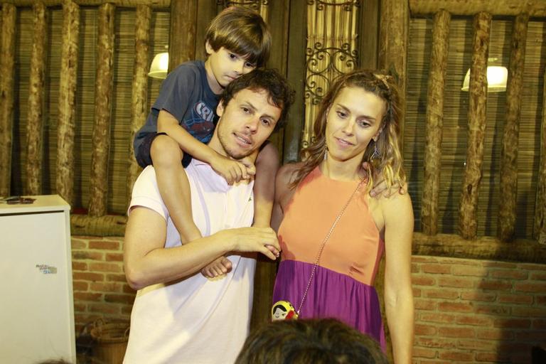 Carolina Dieckman com o marido, Tiago Worcman, e o filho José