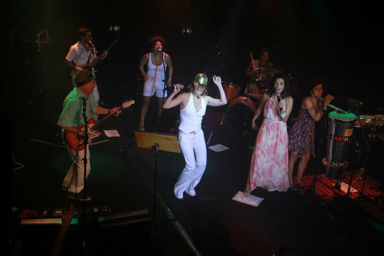 Fernanda Abreu divide o palco com Emanuelle Araújo no Rio