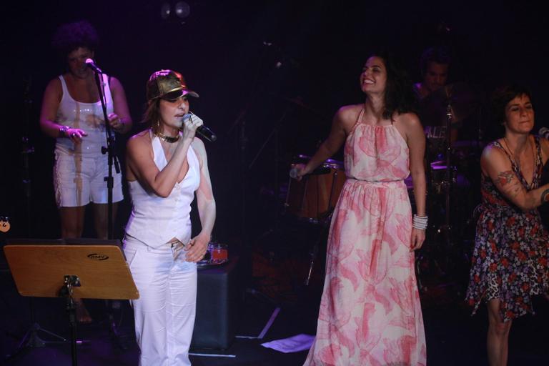 Fernanda Abreu divide o palco com Emanuelle Araújo no Rio