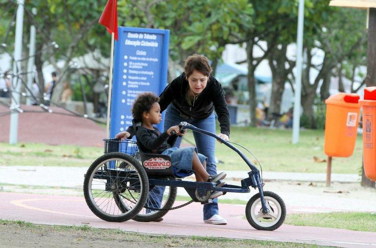Drica Moraes leva o filho Mateus para brincar na Lagoa Rodrigo de Freitas, Rio