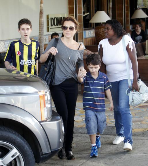 Adriana Esteves com os filhos Felipe e Vicente