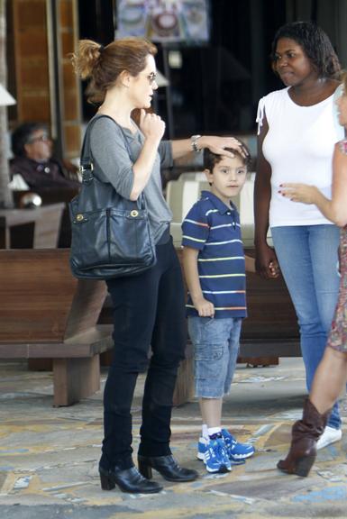 Adriana Esteves com o filho Vicente