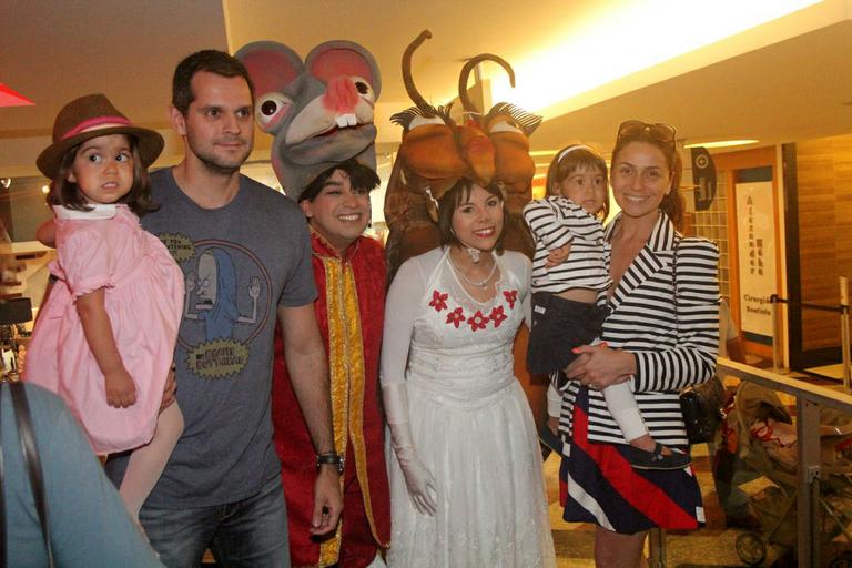 Giovanna Antonelli com as filhas gêmeas e o marido, Leonardo Nogueira