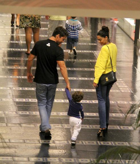 Juliana Paes passeia com o marido, Carlos Eduardo Baptista, e o filho, Pedro