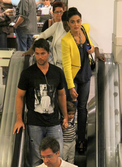 Juliana Paes passeia com o marido, Carlos Eduardo Baptista, e o filho, Pedro