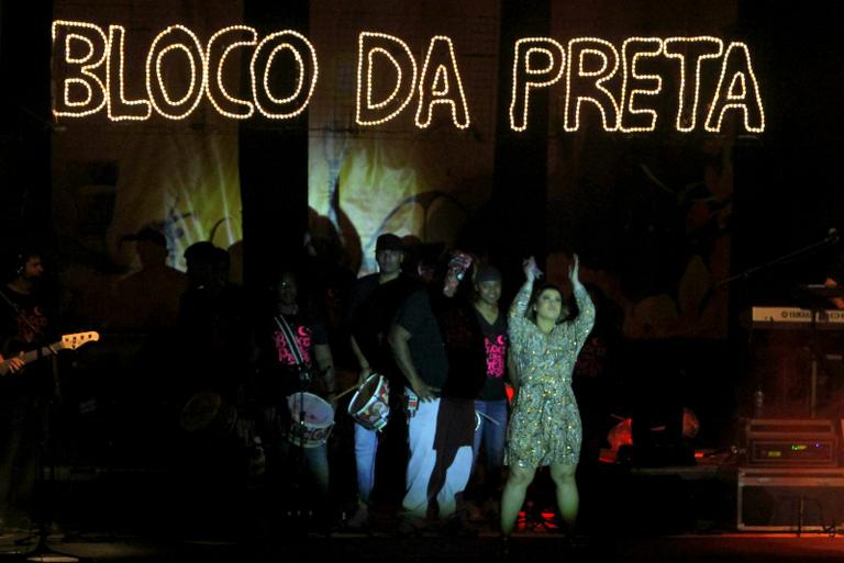 Preta Gil se apresenta em Parada Gay em Macaé