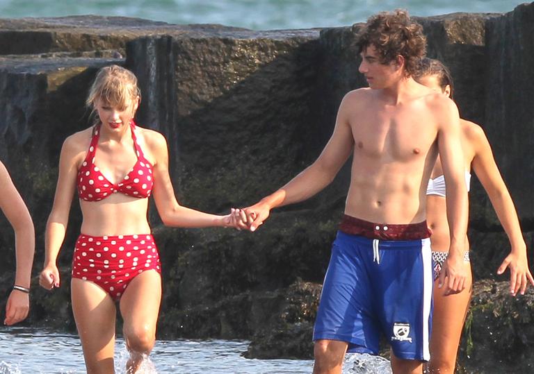 Com biquíni chamativo, Taylor Swift vai à praia com novo namorado, Conor