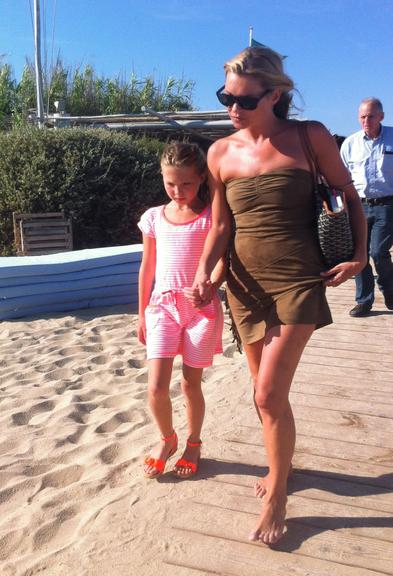Kate Moss e filha, Lila Grace, aproveitam férias em St. Tropez
