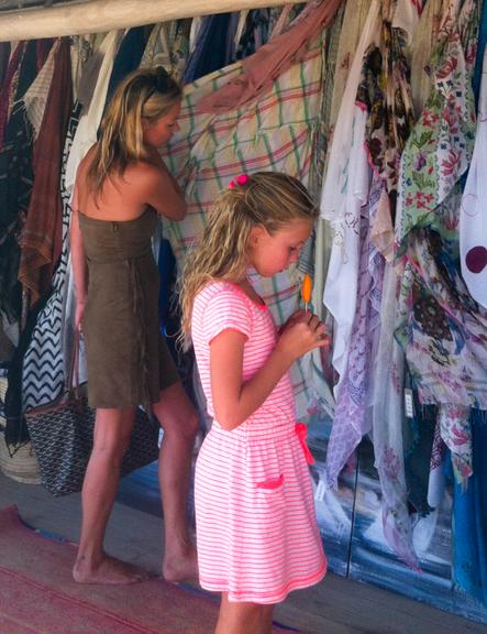Kate Moss e filha, Lila Grace, aproveitam férias em St. Tropez