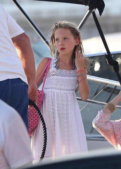 Lila Grace, filha de Kate Moss, aproveita férias em St. Tropez