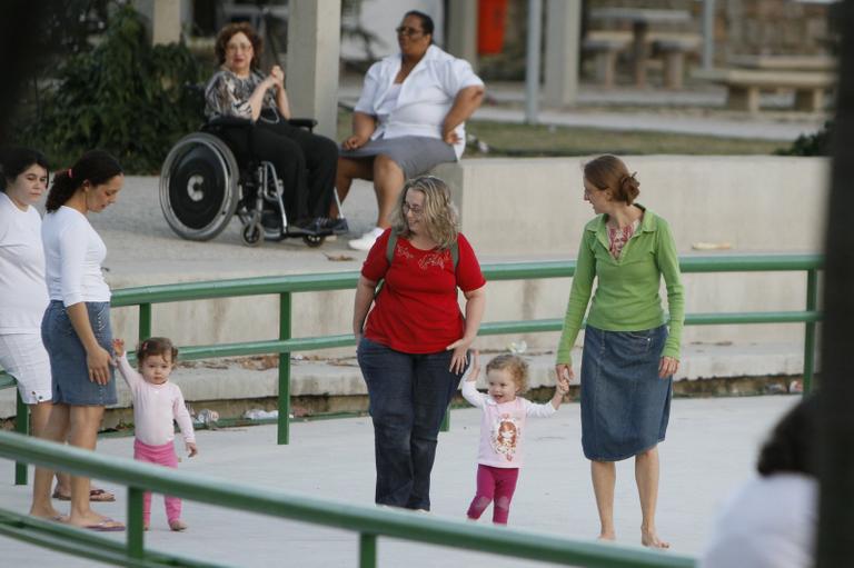 Betty Gofman em passeio com as filhas gêmeas