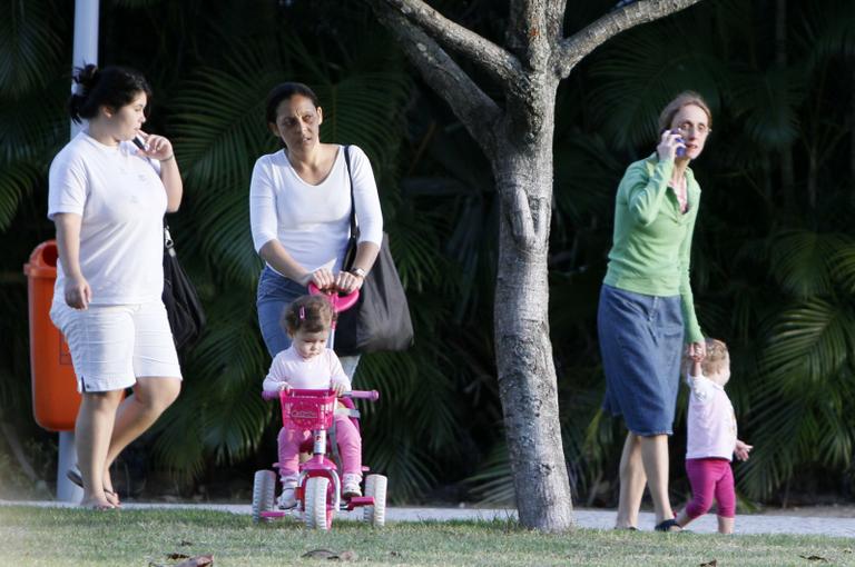 Betty Gofman em passeio com as filhas gêmeas