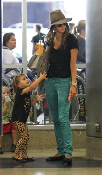 Alessandra Ambrosio chega a Los Angeles com a família