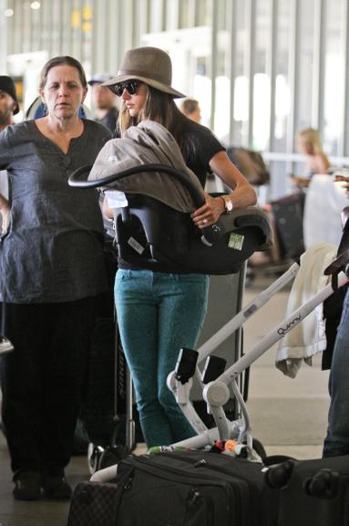 Alessandra Ambrosio chega a Los Angeles com a família