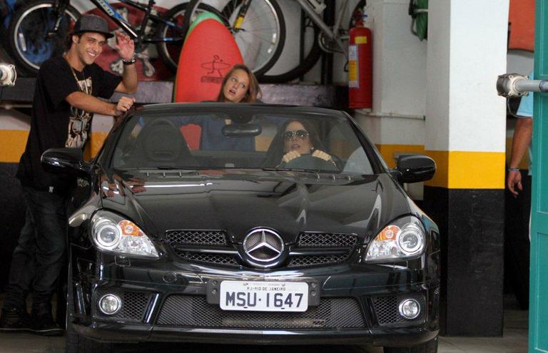 Ronny Kriwat, Bruna Griphao e Carolina Ferraz em gravação de 'Avenida Brasil'