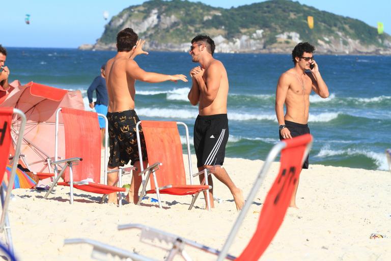 Bruno Gissoni e seus amigos na praia