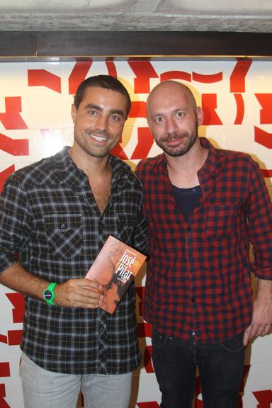 Ricardo Pereira se encontra com o diretor Miguel Gonçalves Mendes no lançamento do livro 'José e Pilar - Conversas inéditas', no Rio