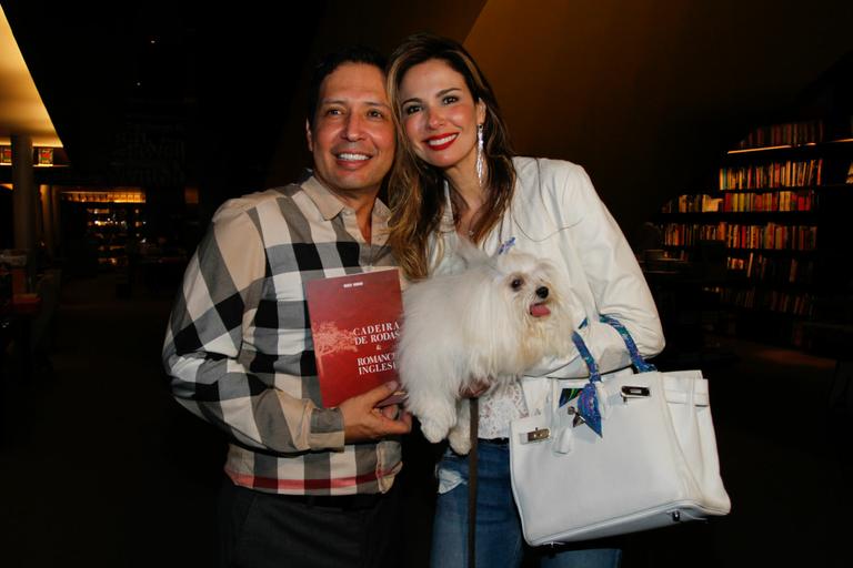Luciana Gimenez e sua cachorrinha vão ao lançamento de livro em São Paulo
