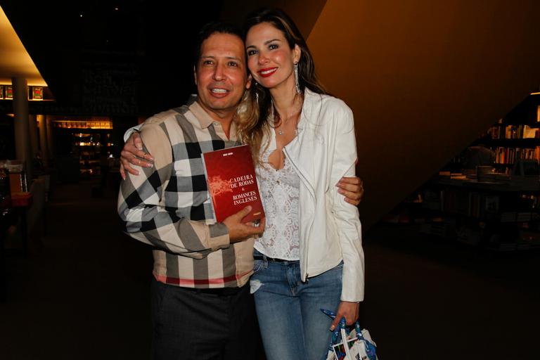 Luciana Gimenez e o autor do livro Wesley Santhler