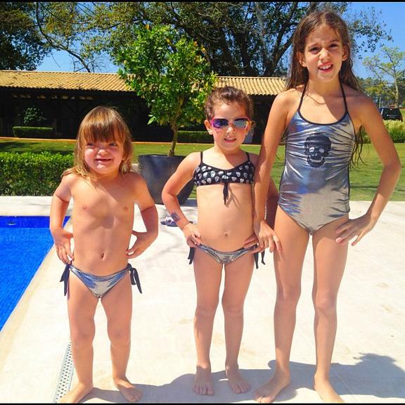 Rafaella Justus curte dia de piscina com as filhas de Rodrigo Faro