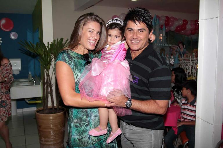 Elaine Mickely e Cesar Filho celebram o aniversário da afilhada Isabella