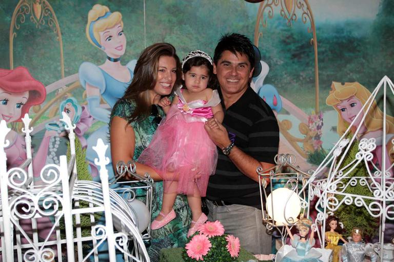 Elaine Mickely e Cesar Filho celebram o aniversário da afilhada Isabella