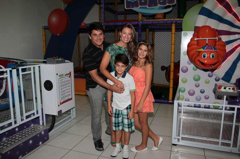 Cesar Filho em família: com a esposa Elaine Mickely e os filhos Luma e Luigi