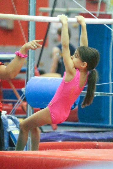 Suri Cruise pratica ginástica olímpica sob incentivo da mãe Katie Holmes