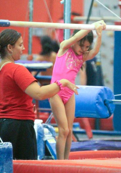 Suri Cruise pratica ginástica olímpica sob incentivo da mãe Katie Holmes
