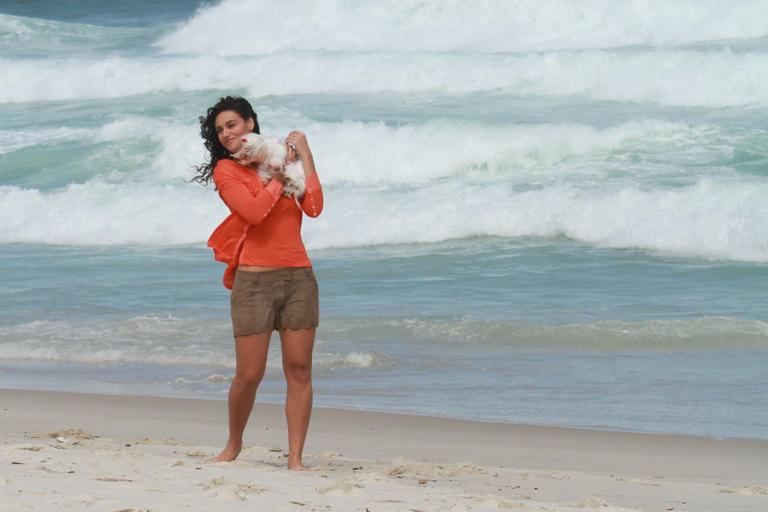 Débora Nascimento, a Tessália de 'Avenida Brasil', faz fotos e filmagens ao lado de seu pet