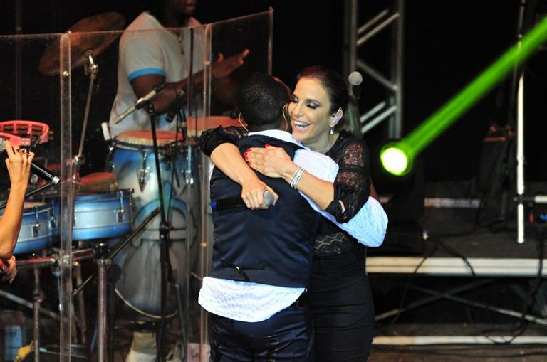 Tatau e Ivete Sangalo se abraçam na gravação de CD da banda Araketu em Salvador