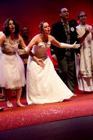 Guta Stresser estreia a peça 'O Casamento' no Rio