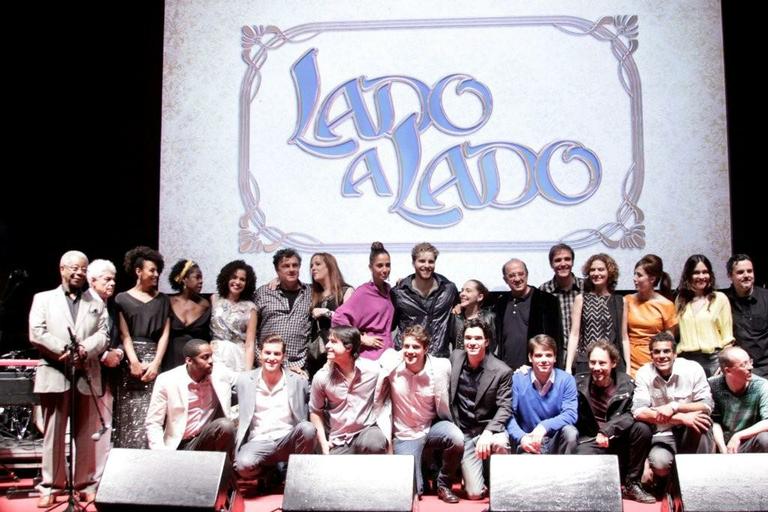 Elenco se diverte em festa de lançamento da novela 'Lado a Lado'