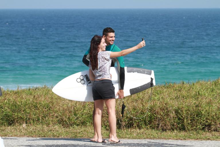 Depois do surfe, Cauã Reymond tira foto com fãs