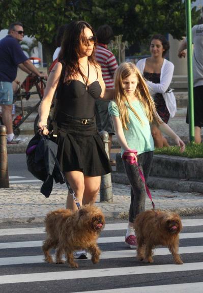 Alessandra Negrini e a caçula, Betina, passeiam com os cachorros