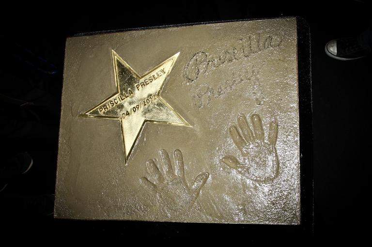 Priscilla Presley deixa sua marca em exposição