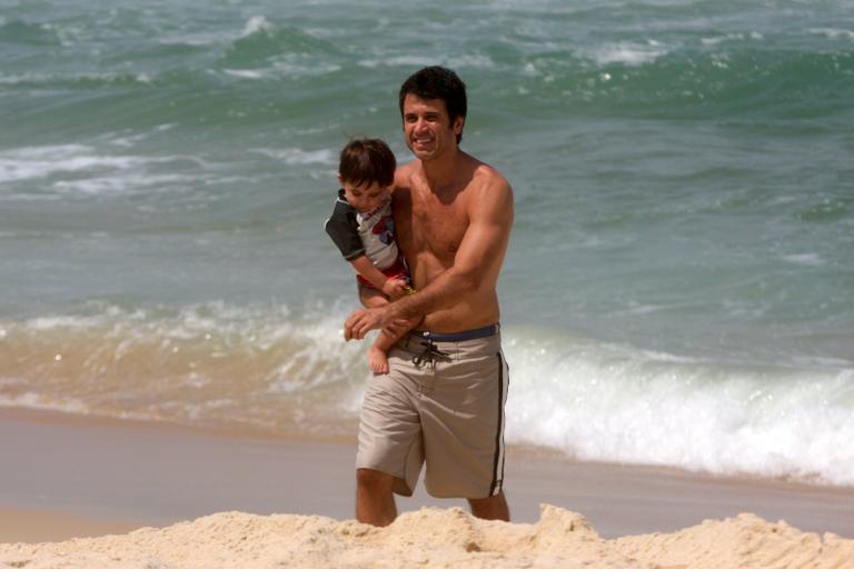Eriberto Leão aproveita dia de praia com o herdeiro, João