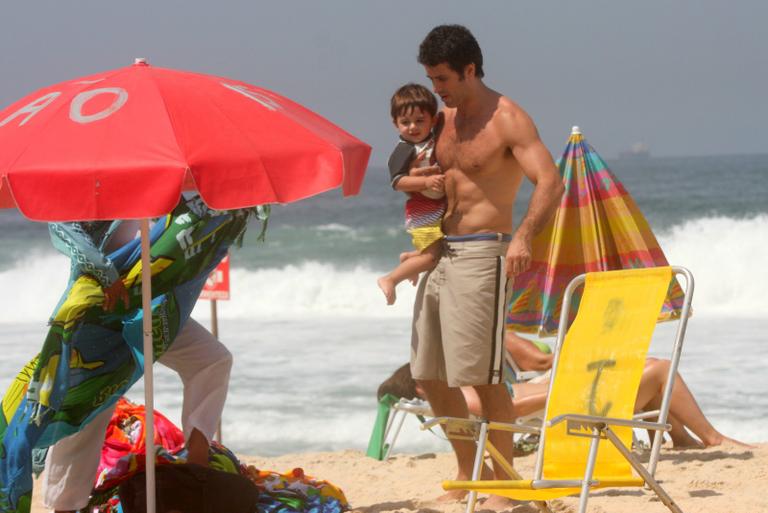 Eriberto Leão aproveita dia de praia com o herdeiro, João