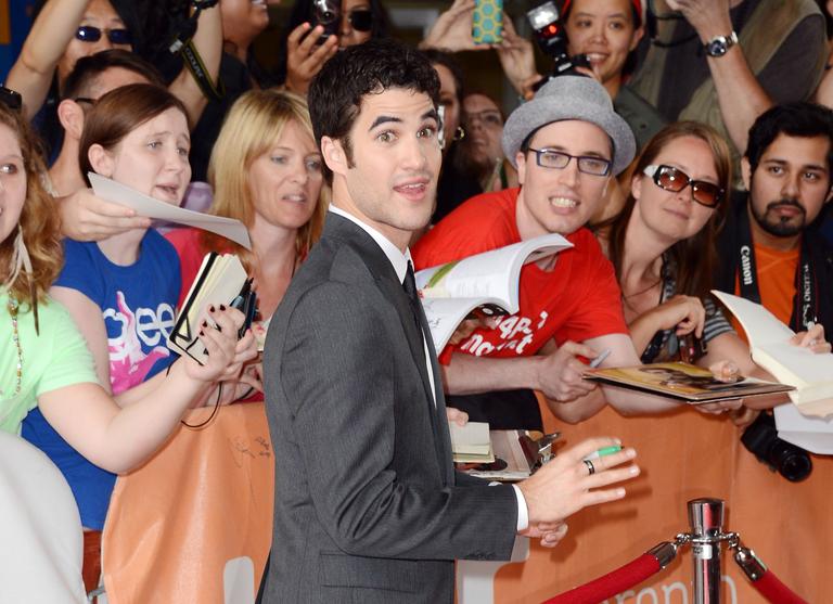 Darren Criss atende fãs no tapete vermelho do Festival de Toronto