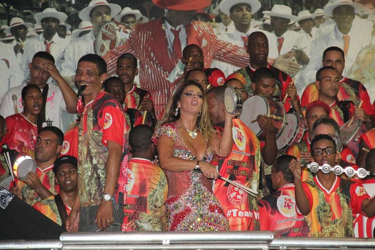 Viviane Araújo ganha festa na quadra do Salgueiro no Rio