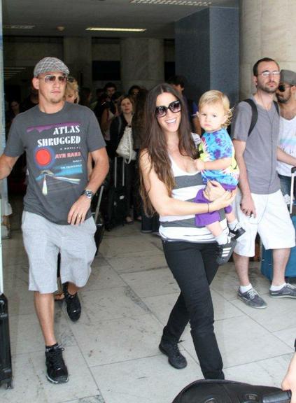Alanis Morissette desembarca no Rio de Janeiro com o marido e o filho, o pequeno Ever