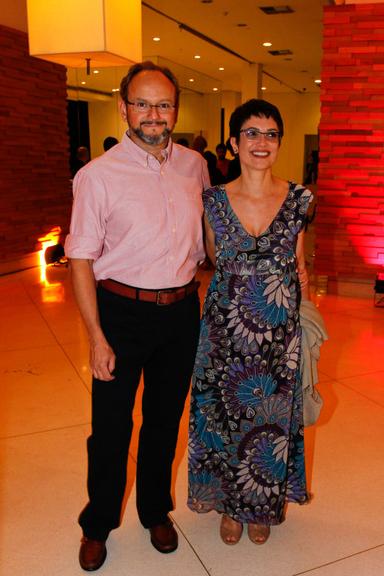 Ernesto Paglia com a esposa Sandra Annenberg curtem pré-estreia do documentário 'Tropicália' em São Paulo
