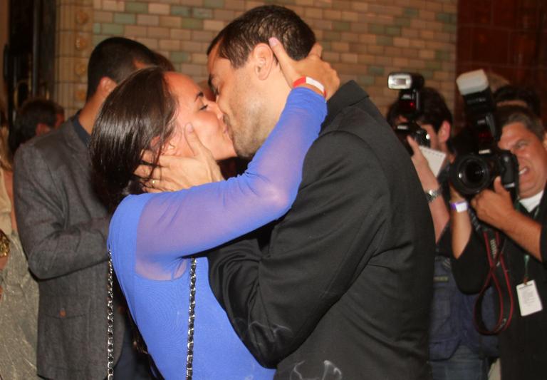 O beijinho de Ricardo Pereira em sua esposa Francisca