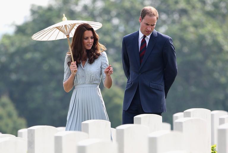 Kate Middleton e Príncipe William visitam memorial de guerra em Singapura