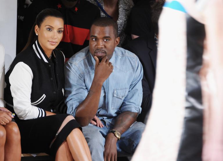Kim Kardashian e Kanye West conferem desfile de Marchesa