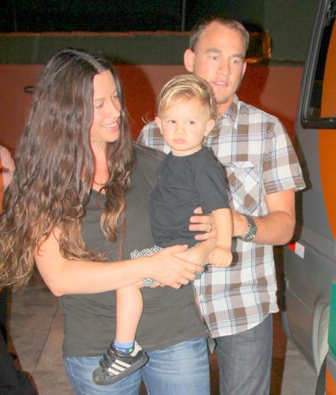 Alanis Morissette se diverte com a família em Belém