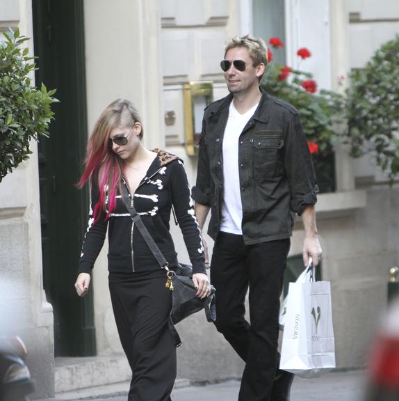 Avril Lavigne e Chad Kroeger passeiam de mãos dadas pelas ruas de Paris, na França