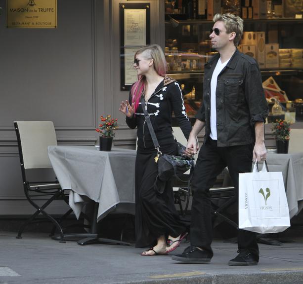 Avril Lavigne e Chad Kroeger passeiam de mãos dadas pelas ruas de Paris, na França