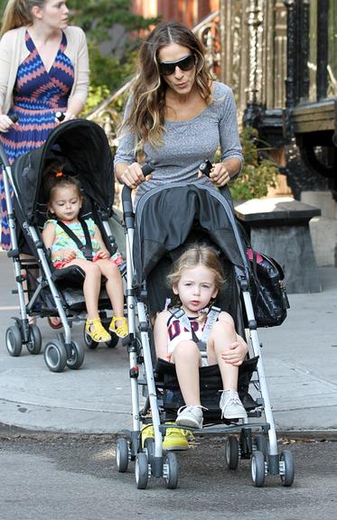 Sarah Jessica Parker e suas gêmeas, Tabitha e Marion, em tarde de passeio por Nova York, Estados Unidos